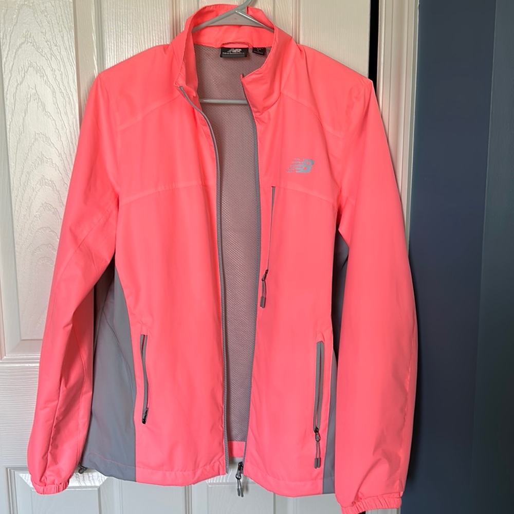 Light weight ladies New Balance jacket. Great for spring and fall.